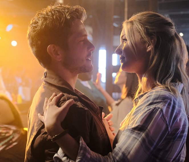 The Resident - Independence Day - Photos - Matt Czuchry, Emily VanCamp