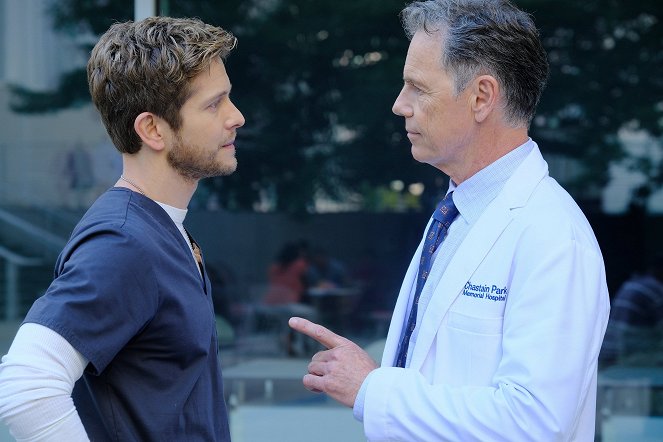The Resident - Independence Day - Photos - Matt Czuchry, Bruce Greenwood
