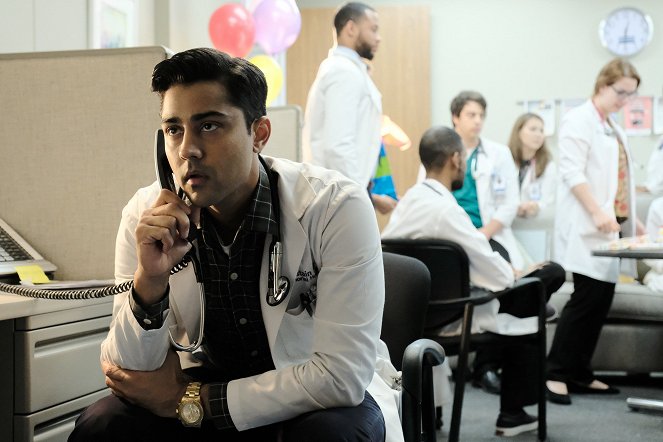 The Resident - Independence Day - De la película - Manish Dayal