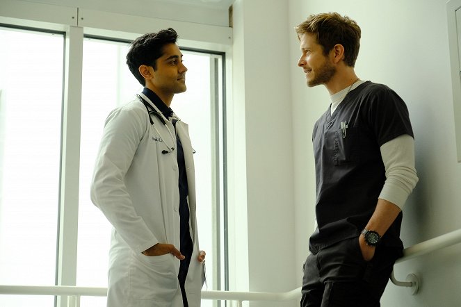 The Resident - Comrades in Arms - Photos - Manish Dayal, Matt Czuchry