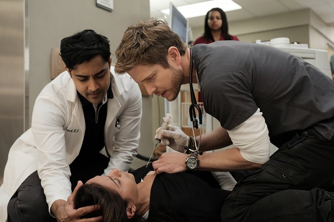 The Resident - Comrades in Arms - Van film - Manish Dayal, Coral Peña, Matt Czuchry