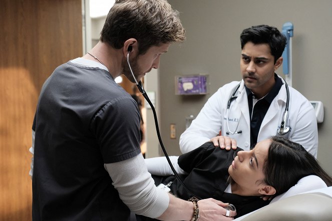 The Resident - Comrades in Arms - Do filme - Matt Czuchry, Coral Peña, Manish Dayal