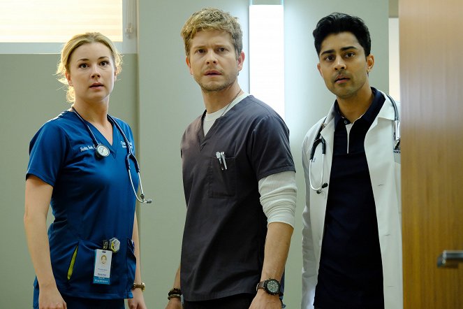 The Resident - Comrades in Arms - Photos - Emily VanCamp, Matt Czuchry, Manish Dayal