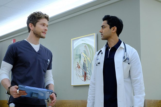 The Resident - Comrades in Arms - Do filme - Matt Czuchry, Manish Dayal