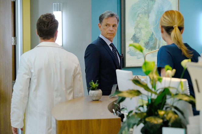 The Resident - Season 1 - None the Wiser - Photos - Bruce Greenwood
