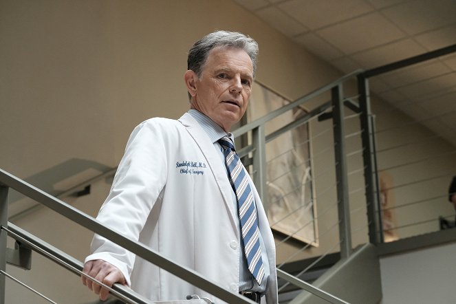 The Resident - Season 1 - No Matter The Cost - Photos - Bruce Greenwood