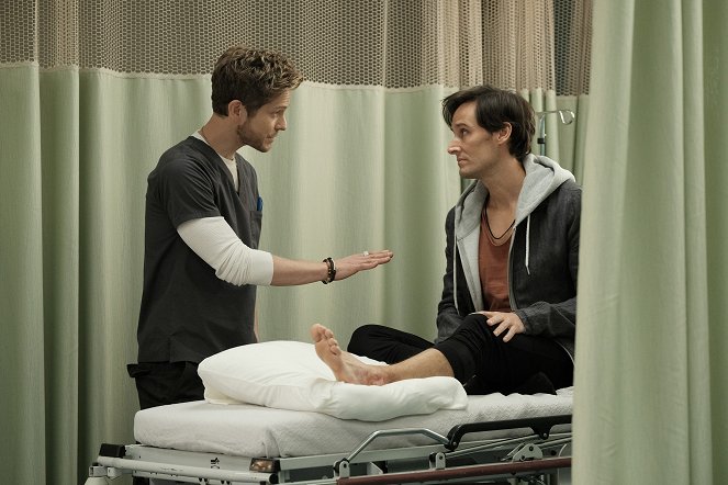 The Resident - Season 1 - No Matter The Cost - Photos - Matt Czuchry, Christian Barillas