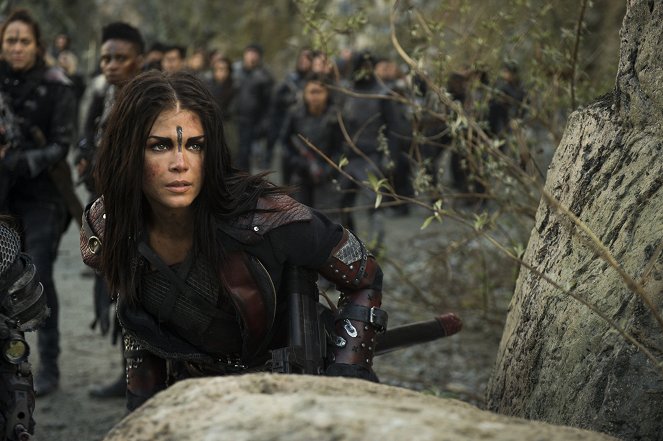 The 100 - Damokles (2) - Filmfotos - Marie Avgeropoulos