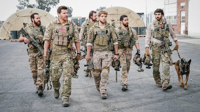 SEAL Team - Season 1 - Getaway Day - Photos - A. J. Buckley, David Boreanaz, Tyler Grey, Max Thieriot, Neil Brown Jr., Justin Melnick, Dita "The Hair Missile" Dog