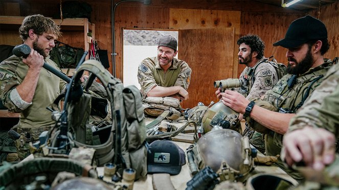 SEAL Team - Season 1 - Getaway Day - Photos - Max Thieriot, David Boreanaz, Justin Melnick, A. J. Buckley