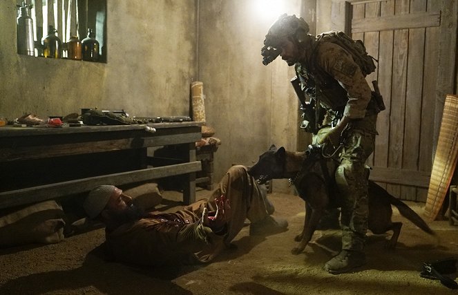 SEAL Team - Season 1 - Der Mann im Hintergrund - Dreharbeiten - Hund Dita, Justin Melnick
