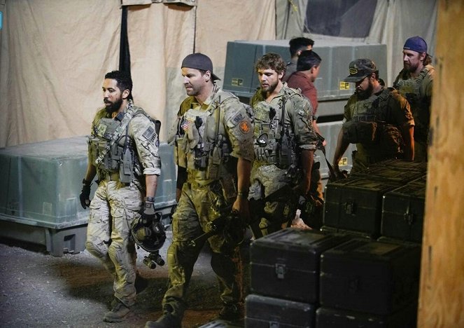 SEAL Team - Der Mann im Hintergrund - Filmfotos - Neil Brown Jr., David Boreanaz, Max Thieriot, A. J. Buckley, Tyler Grey