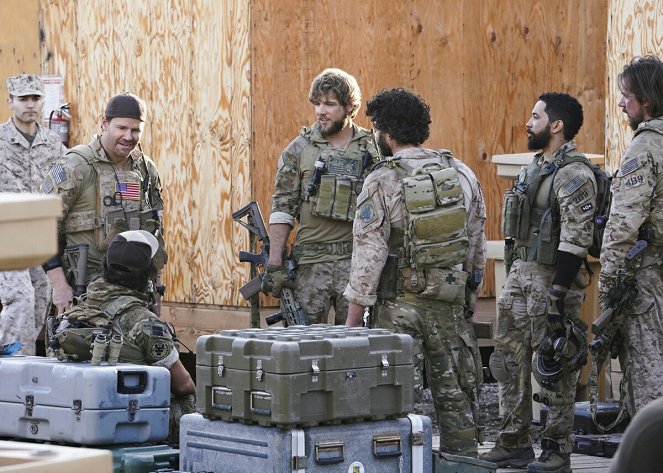 SEAL Team - Alleingang - Filmfotos - David Boreanaz, Max Thieriot, Neil Brown Jr.