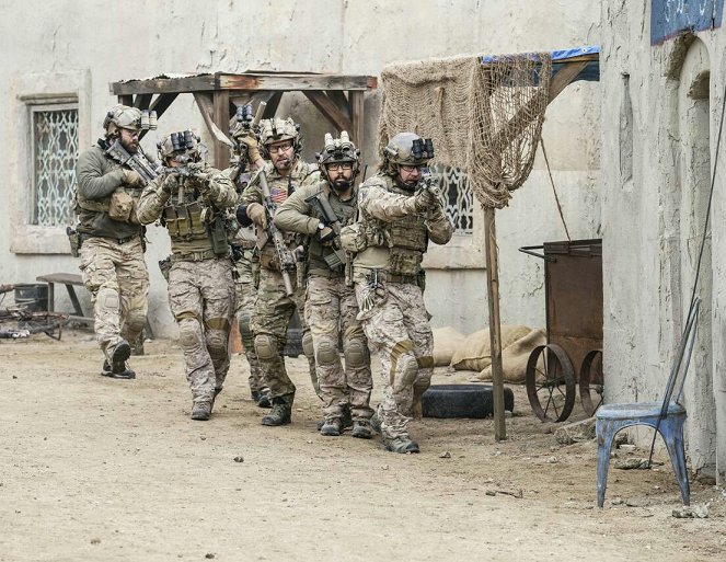 SEAL Team - Der Feind meines Feindes - Filmfotos - David Boreanaz, Neil Brown Jr., Tyler Grey