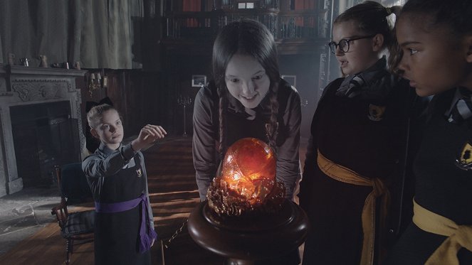 Čarodějnice školou povinné - Kouzlo přátelství - Z filmu - Jenny Richardson, Bella Ramsey, Tamara Smart