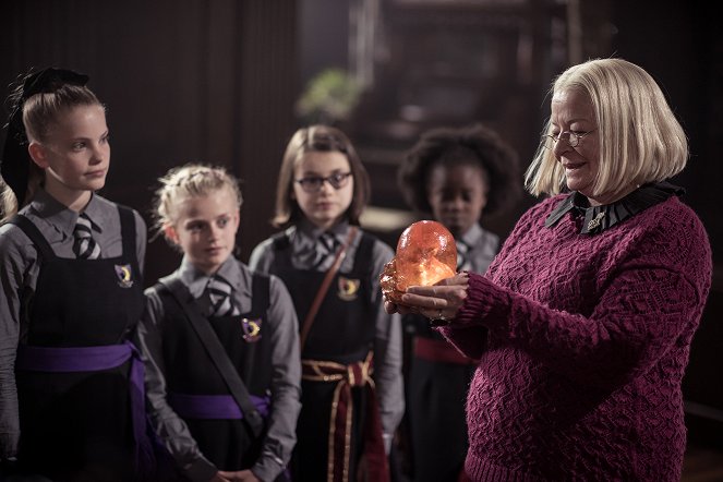 Čarodějnice školou povinné - Ethel kam se podíváš - Z filmu - Jenny Richardson, Clare Higgins