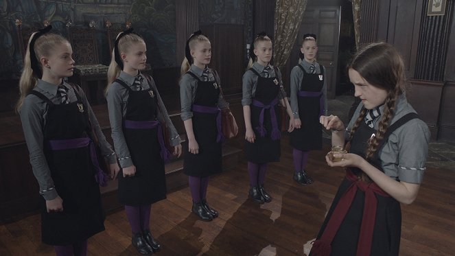 Čarodějnice školou povinné - Ethel kam se podíváš - Z filmu - Jenny Richardson, Bella Ramsey