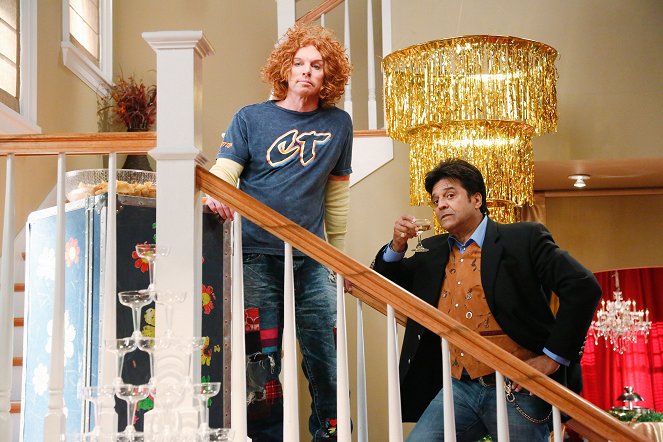 The Neighbors - Season 2 - Oscar Party - Photos - Scott 'Carrot Top' Thompson, Erik Estrada