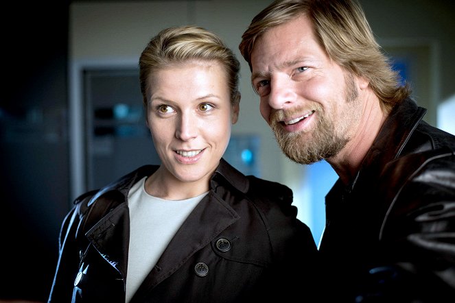 Der Letzte Bulle - Season 4 - Die Jagd beginnt - Van film - Franziska Weisz, Henning Baum