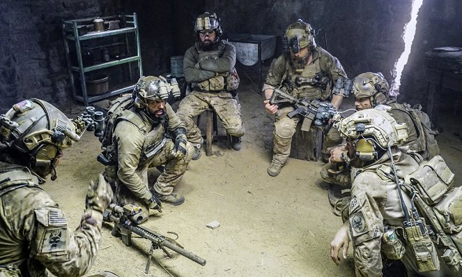 SEAL Team - In der Höhle des Löwen - Filmfotos - Neil Brown Jr., A. J. Buckley, Dan Briggs, Max Thieriot