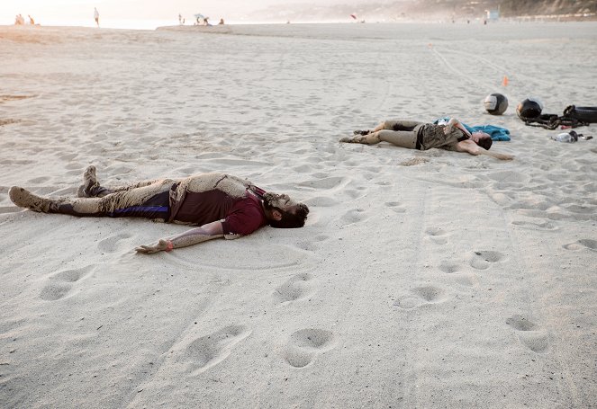 Just Another Immigrant - Schwitzen im Sand - Filmfotos