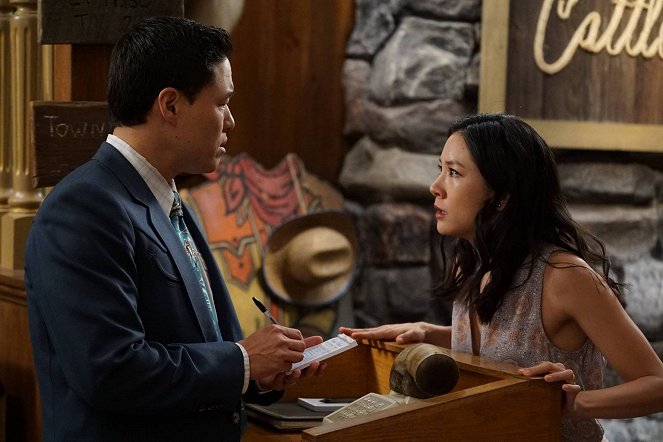 Fresh Off the Boat - Season 3 - Breaking Chains - Photos - Randall Park, Constance Wu