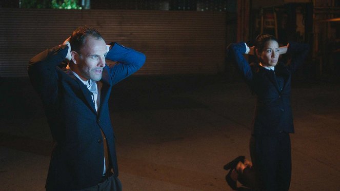Elementary - Give Me the Finger - Photos - Jonny Lee Miller, Lucy Liu