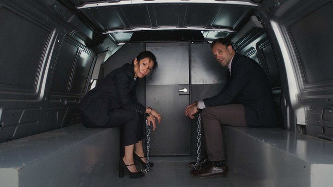Elementary - Give Me the Finger - Photos - Lucy Liu, Jonny Lee Miller