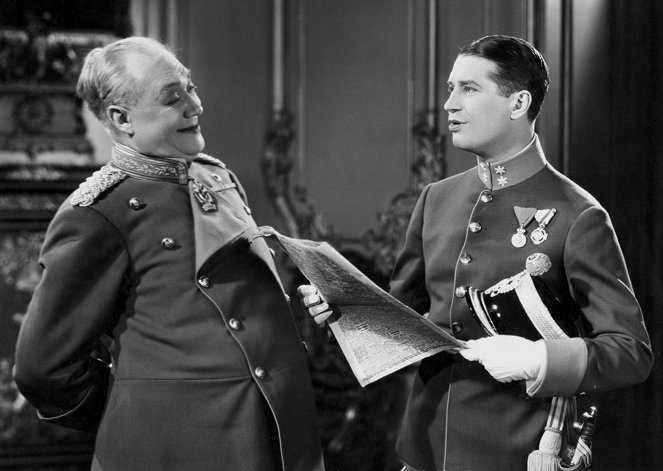 The Smiling Lieutenant - Filmfotók - Maurice Chevalier