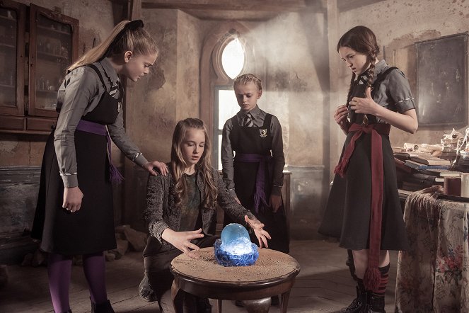 Eine lausige Hexe - Die Magie spielt verrückt - Filmfotos - Jenny Richardson, Miriam Petche, Bella Ramsey