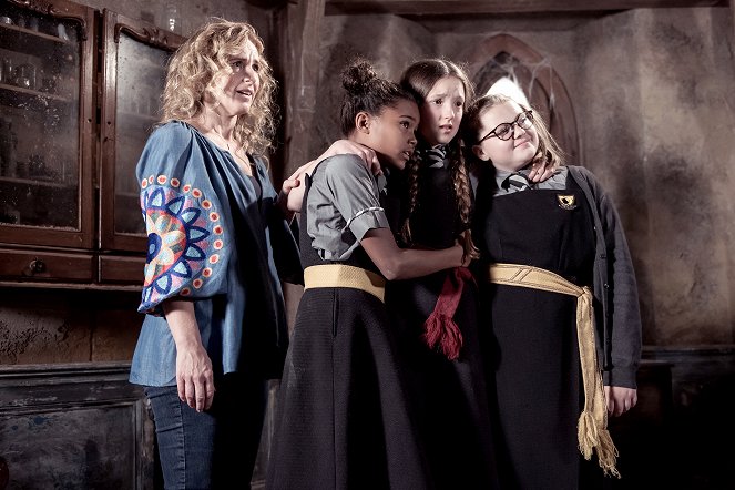 Čarodějnice školou povinné - Velký mráz - Z filmu - Nicola Stephenson, Tamara Smart, Bella Ramsey