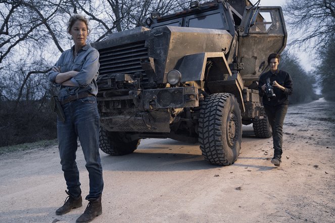 Fear the Walking Dead - Olyanok, mint mi - Filmfotók - Jenna Elfman, Maggie Grace