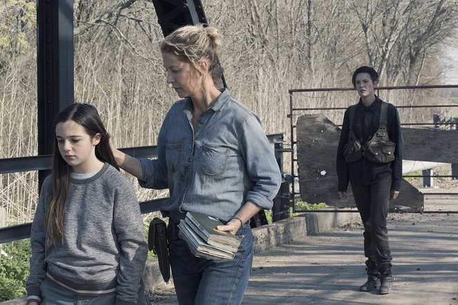 Fear the Walking Dead - Olyanok, mint mi - Filmfotók - Alexa Nisenson, Jenna Elfman, Maggie Grace