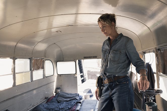 Fear the Walking Dead - Ludzie tacy jak my - Z filmu - Jenna Elfman