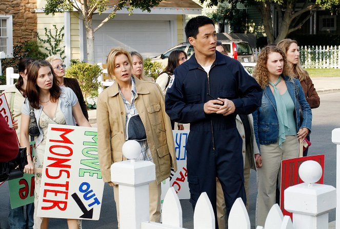 Desperate Housewives - The Miracle Song - Photos - Felicity Huffman, Chase Kim