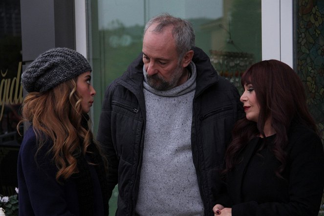 Kaçak Gelinler - Episode 23 - Filmfotos - Selin Şekerci, Ege Aydan, Şenay Gürler