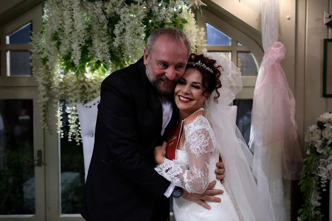 Runaway Brides - Episode 26 - Photos - Ege Aydan, Şenay Gürler
