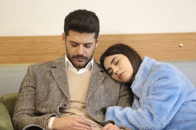 Adı: Zehra - Episode 9 - Filmfotos - Emre Kıvılcım, Zeynep Çamcı