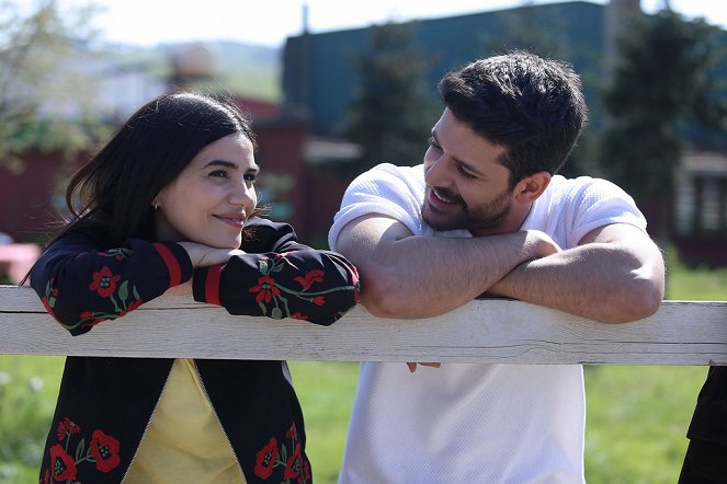 Adı: Zehra - Episode 10 - De la película - Zeynep Çamcı, Emre Kıvılcım