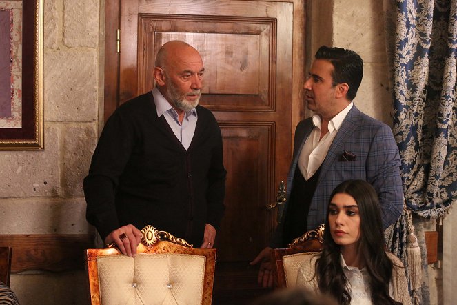 Aşk ve Mavi - Episode 24 - De la película - Kenan Bal, Emrah Erdoğan, Burcu Kıratlı