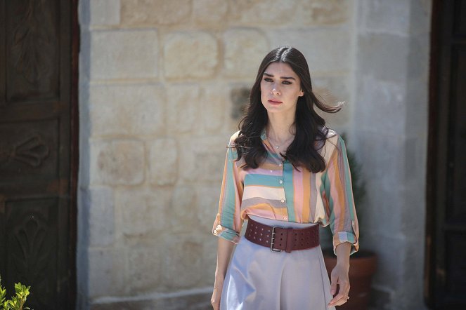 Love and Hate - Episode 26 - Photos - Burcu Kıratlı