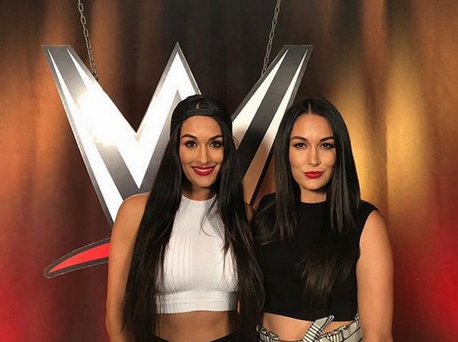 WWE SummerSlam - Van de set - Nicole Garcia, Brianna Garcia
