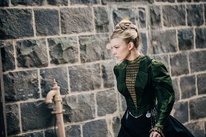 Picnic at Hanging Rock - Filmfotos - Natalie Dormer