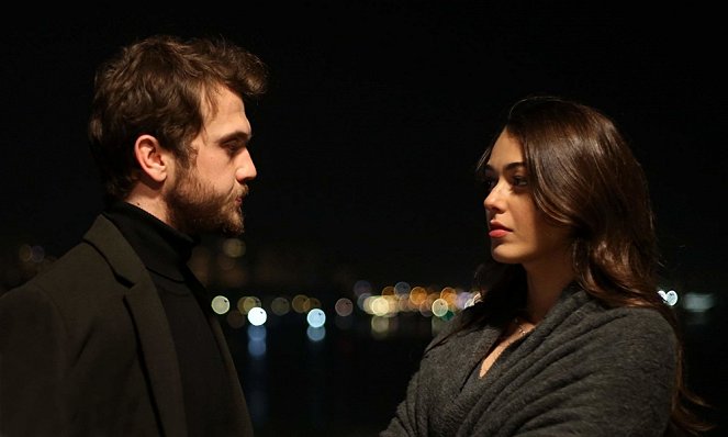Çukur - Season 1 - Kalbim Çukurda - De la película - Aras Bulut Iynemli, Dilan Çiçek Deniz