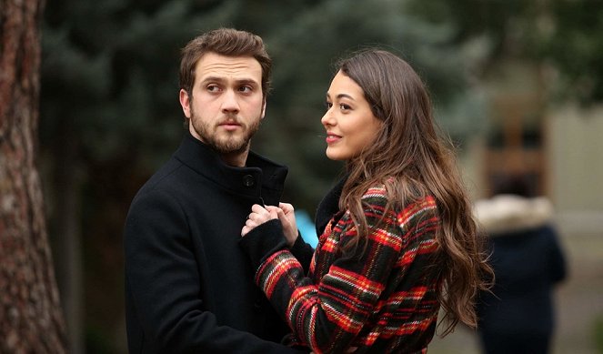 Çukur - Season 1 - Çukur Evimiz - De la película - Aras Bulut Iynemli, Dilan Çiçek Deniz