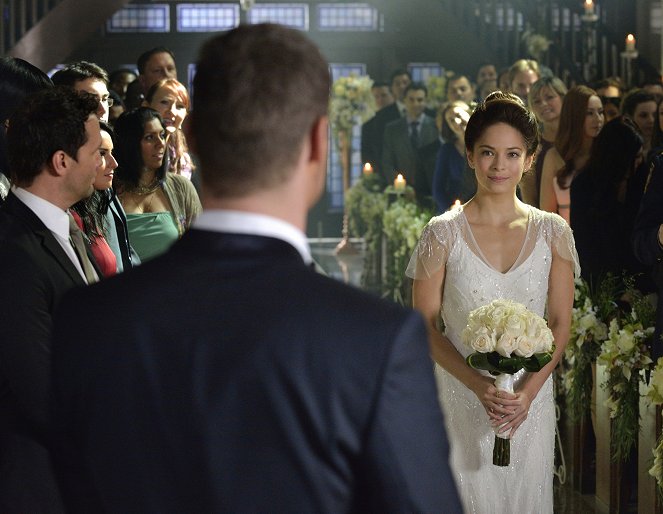 Beauty and the Beast - Season 3 - Shotgun Wedding - Photos - Kristin Kreuk