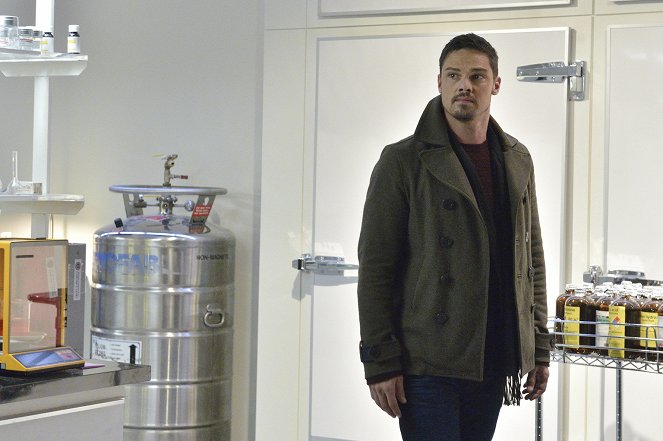 Beauty and the Beast - Unbreakable - Photos - Jay Ryan