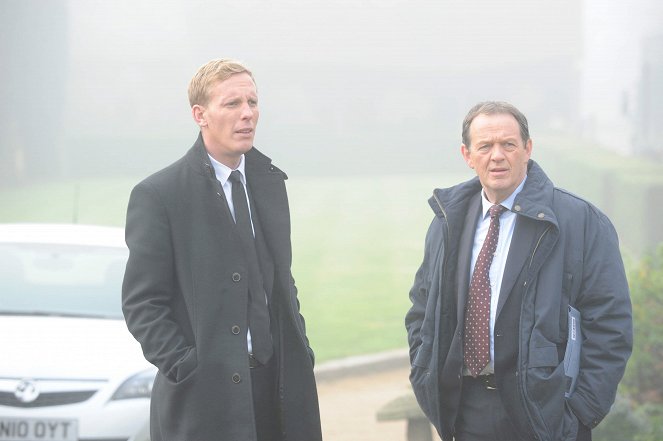 Inspector Lewis - Season 5 - Old, Unhappy, Far Off Things - Z filmu - Laurence Fox, Kevin Whately