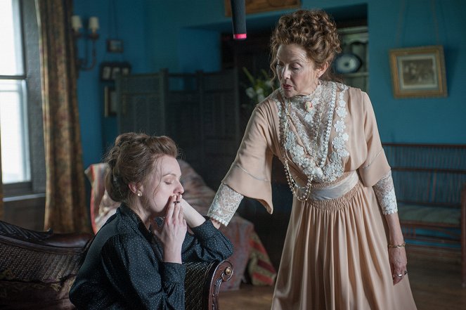 The Seagull - Photos - Elisabeth Moss, Annette Bening