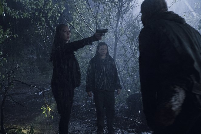 Fear the Walking Dead - Zamknij oczy - Z filmu - Alycia Debnam-Carey, Alexa Nisenson